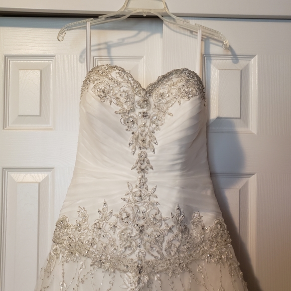 Bridal gown - Picture 2 of 5